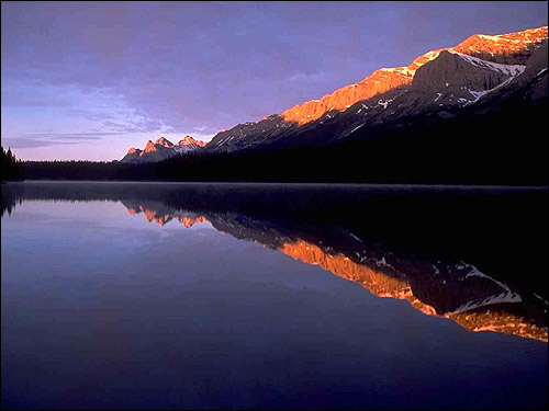 Рассвет в горах. Озеро. Фото, фотография