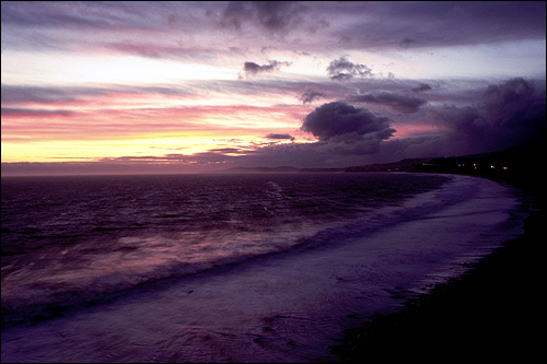 Красно-фиолетовый закат на побережье. Фото, фотография природа
